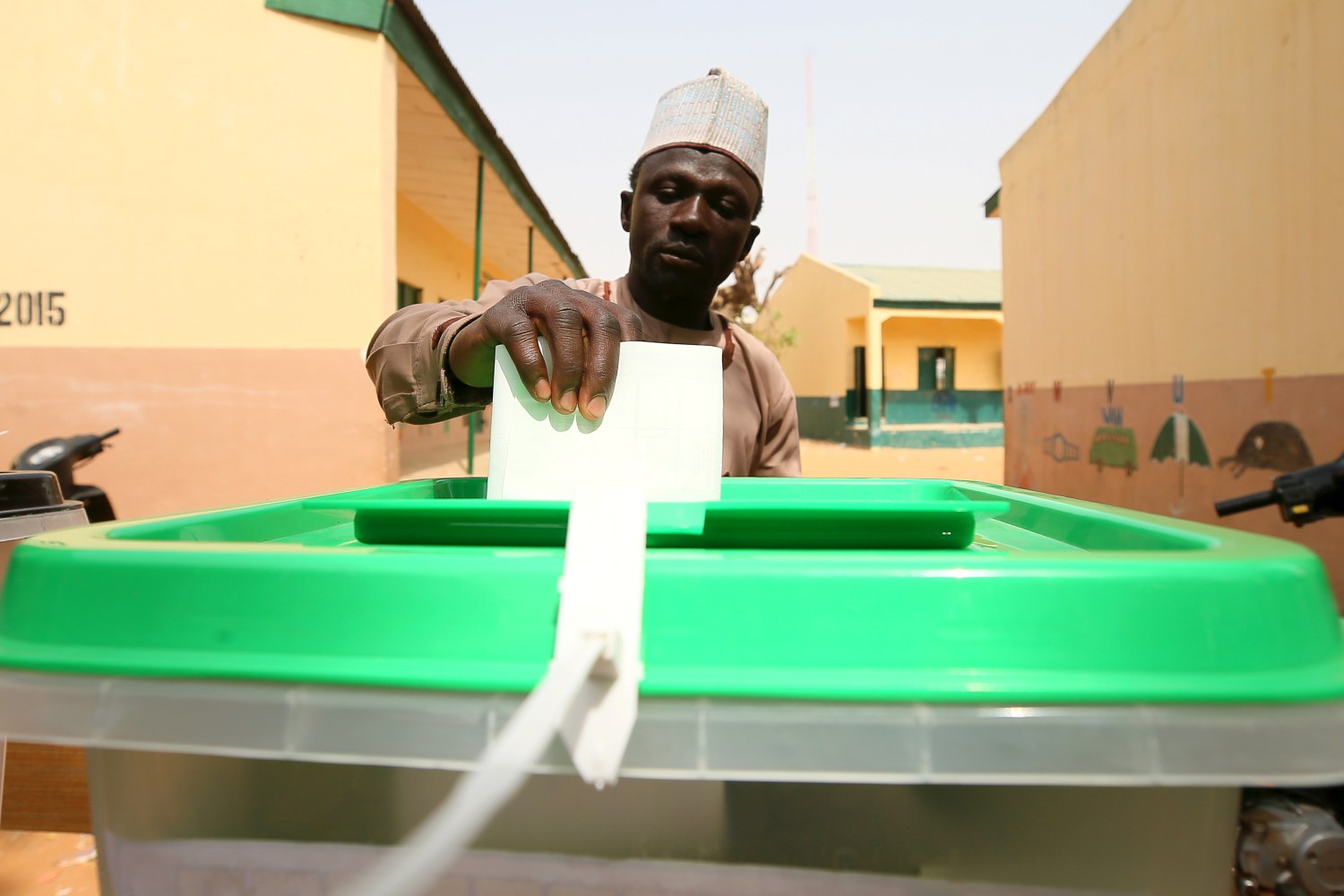 A man casts his vote during the Nigeria's presidential election at a polling station in Kazaure, Jigawa State, Nigeria, February 23, 2019. REUTERS/Afolabi Sotunde - RC19F7389C30