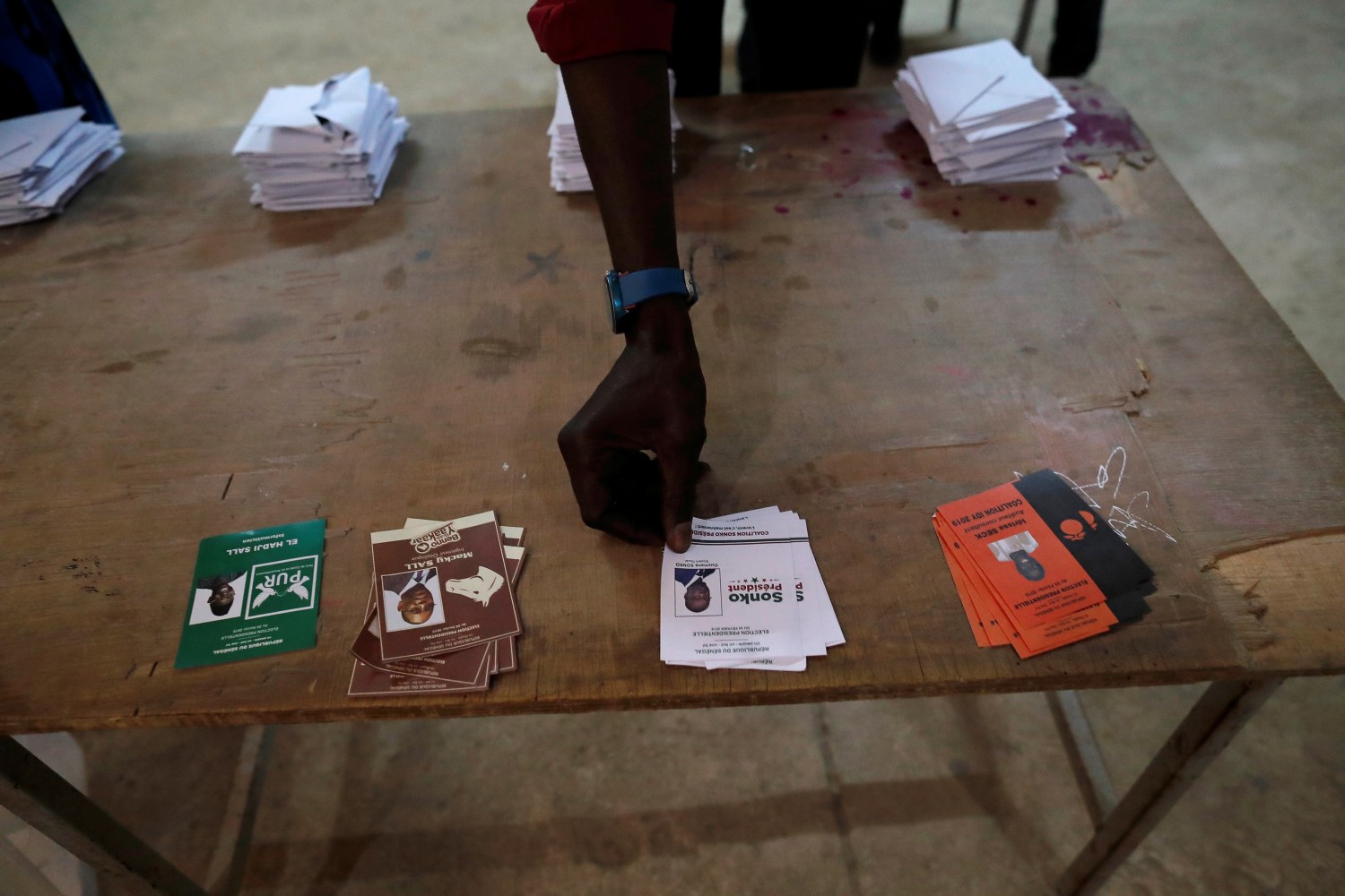 Election workers take part in vote counting during the presidential election in Dakar, Senegal February 24, 2019. REUTERS/Zohra Bensemra - RC17E7C91480
