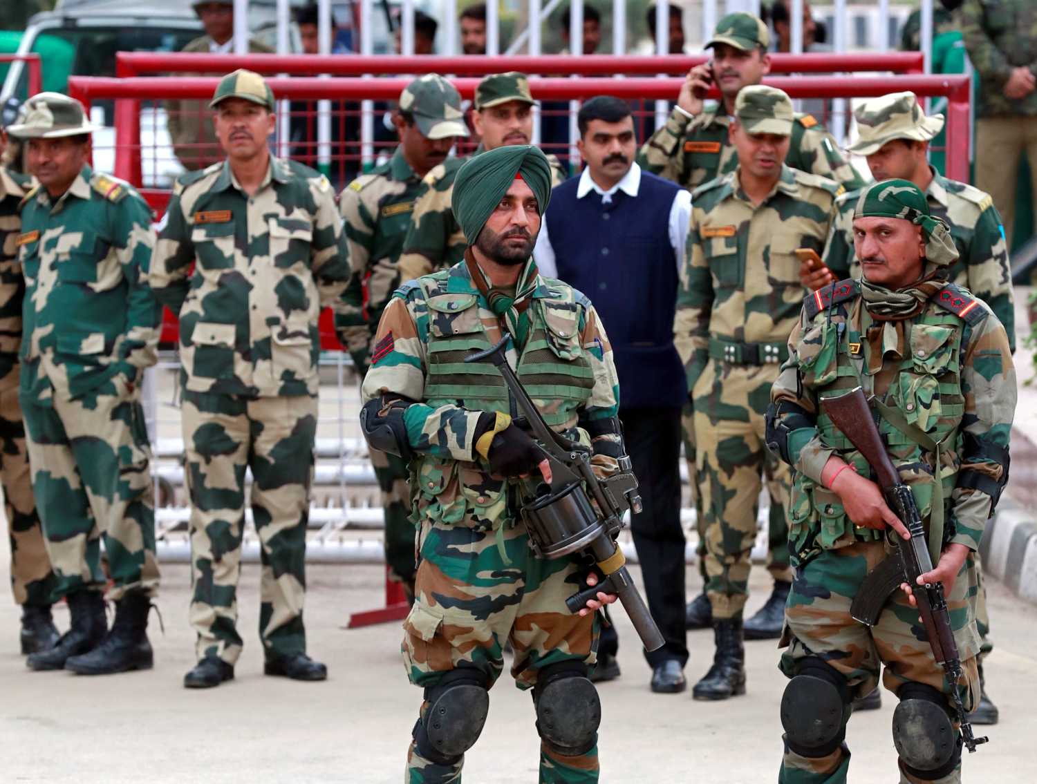 Indian soldiers stand guard before the release of Indian Air Force pilot Wing Commander Abhinandan, who was captured by Pakistan on Wednesday, at Wagah border, on the outskirts of the northern city of Amritsar, India, March 1, 2019. REUTERS/Danish Siddiqui - RC18DC9844C0