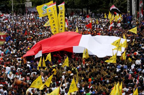 A large Indonesian flag is carried over the crowd at a rally calling for national unity and tolerance in central Jakarta, Indonesia December 4, 2016. REUTERS/Darren Whiteside - RC127395AEE0