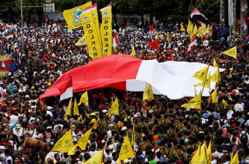 A large Indonesian flag is carried over the crowd at a rally calling for national unity and tolerance in central Jakarta, Indonesia December 4, 2016. REUTERS/Darren Whiteside - RC127395AEE0