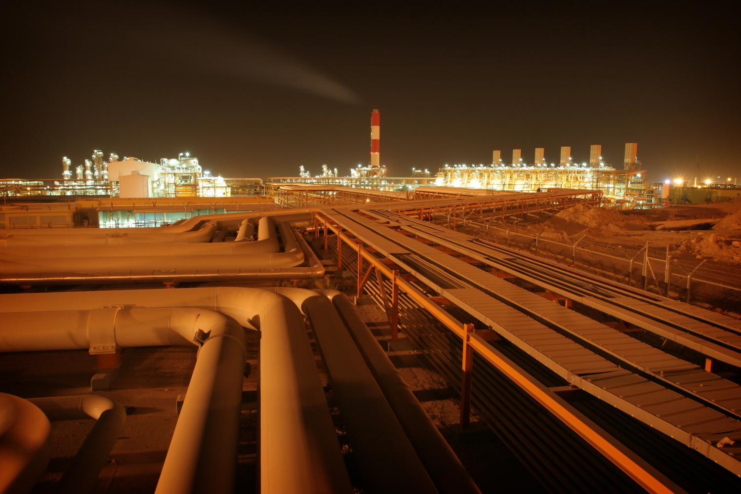 A general view of phases 2-3 of the South Pars gas field in Assaluyeh seaport at the Persian Gulf about  1400 km (870 miles) south of Tehran, Iran May 27, 2006. Picture taken on May 27, 2006. REUTERS/Morteza Nikoubazl - GM1DSSEFUIAA