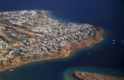An aerial view of part of the Red Sea coast, with hotels and resorts in Sharm el-Sheikh, is seen through the window of an airplane, Egypt, December 7, 2015. REUTERS/Amr Abdallah Dalsh - GF10000257526