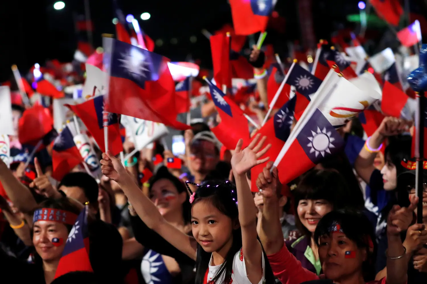 Supporters of opposition Nationalist Kuomintang Party (KMT) Kaohsiung mayoral candidate Han Kuo-yu, react during a campaign rally for the local elections, in Kaohsiung, Taiwan November 23, 2018. REUTERS/Tyrone Siu - RC19262F3F30