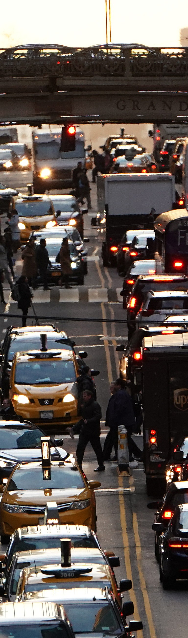 Traffic is pictured at twilight along 42nd St. in the Manhattan borough of New York, U.S., March 27, 2019.   REUTERS/Carlo Allegri - RC1EE0EFBE00