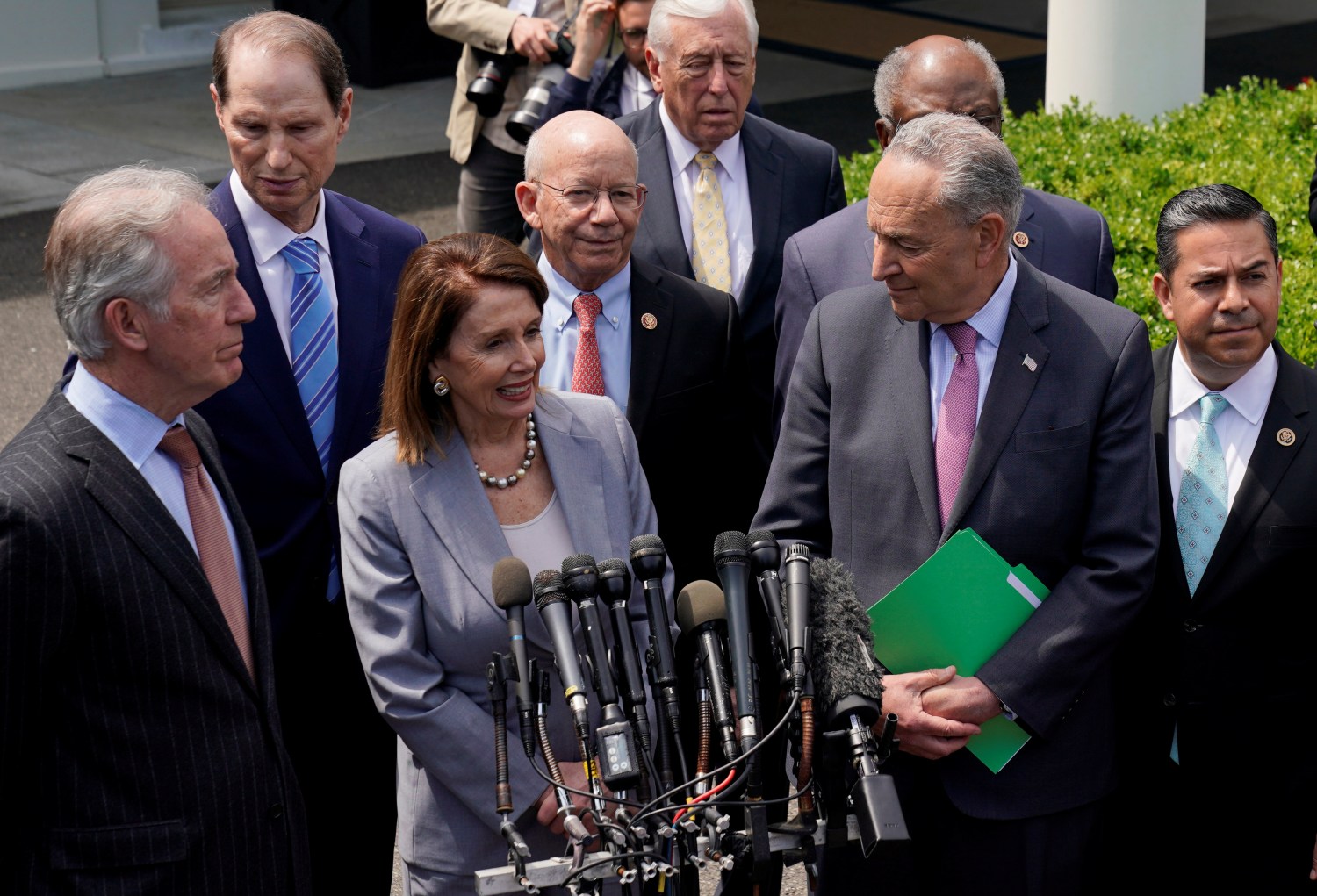 Senate Democratic Leader Chuck Schumer, U.S. House Speaker Nancy Pelosi and other congressional Democrats speak to reporters after their meeting on infrastructure with U.S. President Donald Trump at the White House in Washington, U.S., April 29, 2019.  REUTERS/Kevin Lamarque - RC134195ACF0