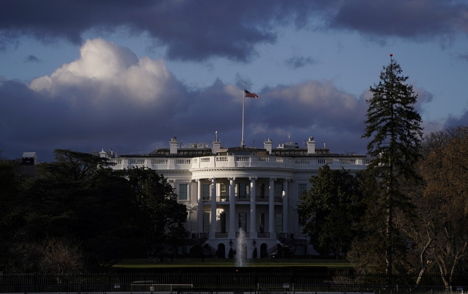 The White House is seen after Special Counsel Robert Mueller handed in his report to Attorney General William Barr on his investigation into Russia's role in the 2016 presidential election and any potential wrongdoing by U.S. President Donald Trump in Washington, U.S., March 22, 2019. REUTERS/Joshua Roberts - RC1F6046A900