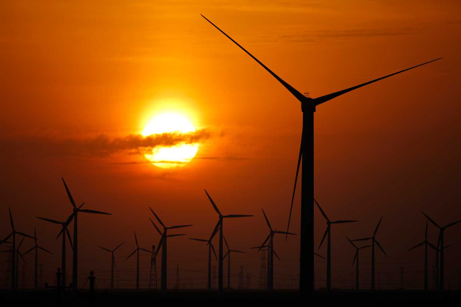 Wind turbines used to generate electricity are seen at a wind farm in Guazhou, 950km (590 miles) northwest of Lanzhou, Gansu Province September 15, 2013. China is pumping investment into wind power, which is more cost-competitive than solar energy and partly able to compete with coal and gas. China is the world's biggest producer of CO2 emissions, but is also the world's leading generator of renewable electricity. Environmental issues will be under the spotlight during a working group of the Intergovernmental Panel on Climate Change, which will meet in Stockholm from September 23-26. Picture taken September 15, 2013. REUTERS/Carlos Barria  (CHINA - Tags: ENERGY BUSINESS ENVIRONMENT) - GM1E99M14RR01