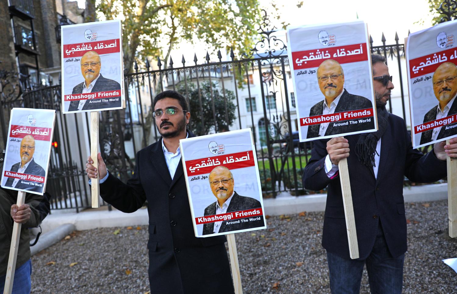 People protest against the killing of journalist Jamal Khashoggi in Turkey outside the Saudi Arabian Embassy in London, Britain, October 26 2018. REUTERS/Simon Dawson - RC1FE7A5A2B0