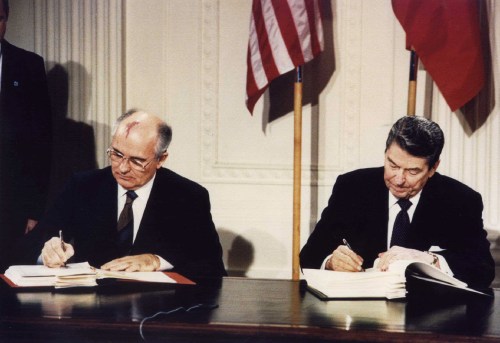 File photo of U.S. President Ronald Reagan (R) and Soviet President Mikhail Gorbachev signing the Intermediate-Range Nuclear Forces (INF) treaty at the White House, on December 8 1987. Reagan was elected as the 40th U.S. president in 1980. Former U.S. President Reagan's health is deteriorating and he could have only weeks to live, a U.S. source close to the situation said on June 4, 2004. Reagan, now 93, has long suffered from the brain-wasting Alzheimer's disease. The source said Reagan's condition had worsened in the past week. "The time is getting close," he said. REUTERS/Dennis Paquin/FILE  DP/GN - RP5DRIDACHAA