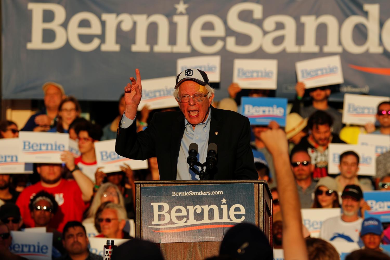 Democratic U.S. 2020 presidential candidate Bernie Sanders holds an  evening public rally along the waterfront in downtown San Diego, California, U.S., March 22, 2019.  REUTERS/Mike Blake - RC18B3B8CB20