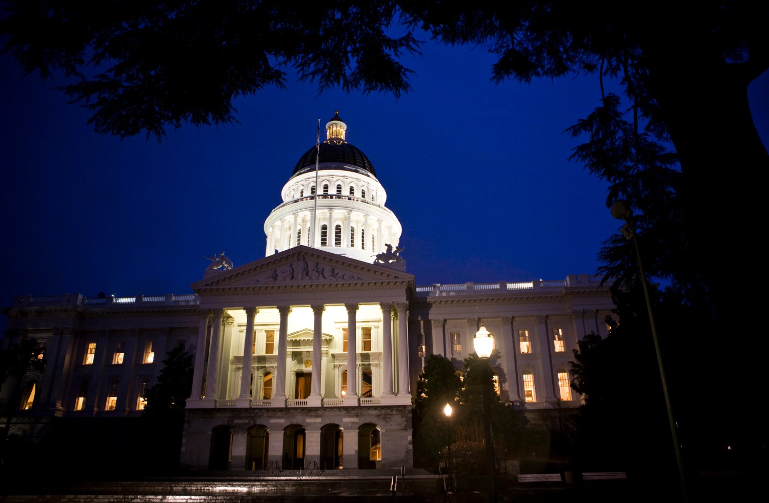 The exterior shot of the State Capitol is seen as California legislators work late into the night to pass a $40 billion budget in the building in Sacramento, California February 17, 2009. As California lawmakers resumed their push on Tuesday to close a state budget shortfall of more than $40 billion, state officials began informing some 20,000 state employees they could lose their jobs if the legislature fails to pass a budget plan.   REUTERS/Max Whittaker (UNITED STATES) - GM1E52I0UL901