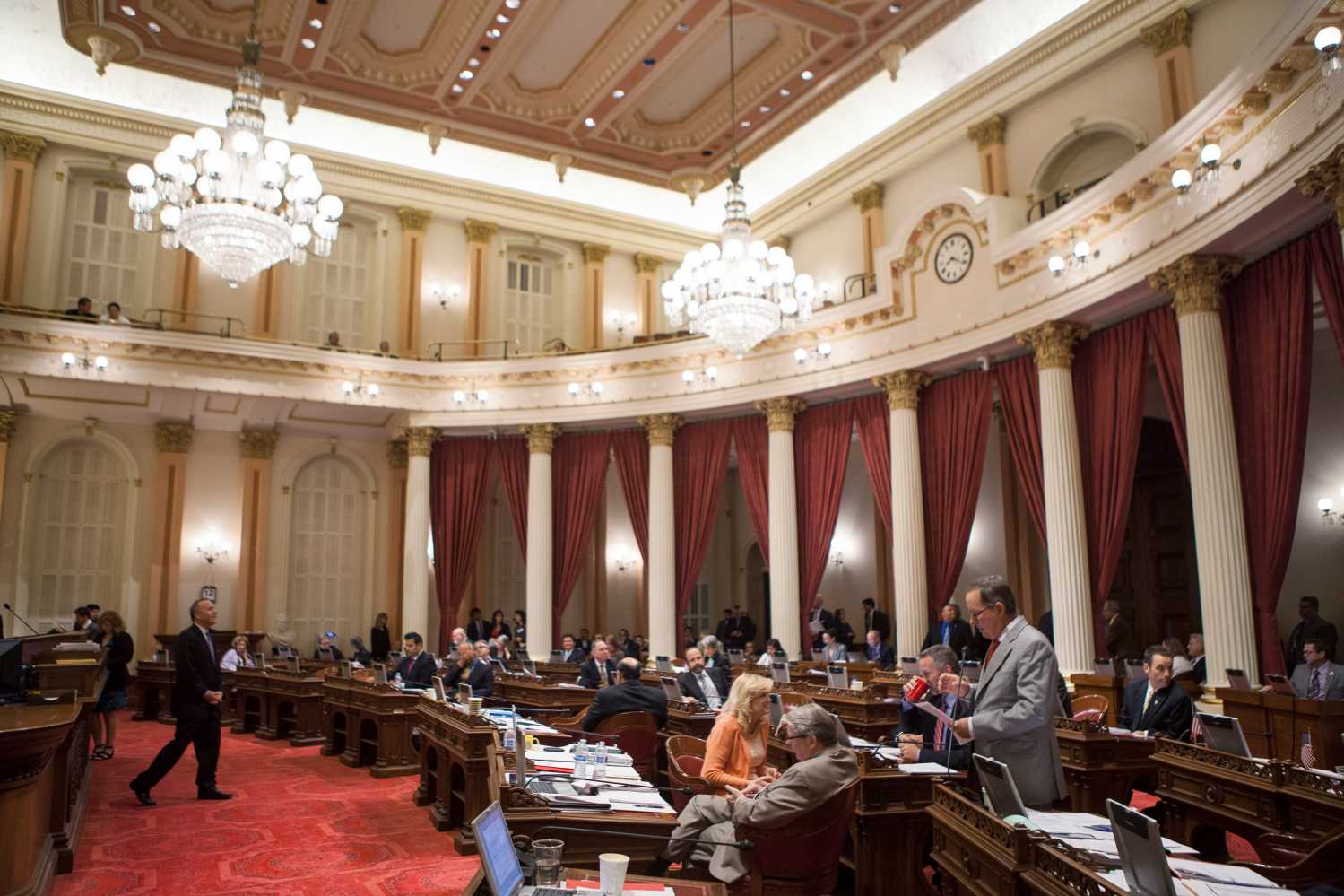 The California Senate works into the night in an effort to pass a number of bills before the end of the legislative session at the State Capitol in Sacramento, California, September 12, 2013. REUTERS/Max Whittaker (UNITED STATES - Tags: POLITICS) - GM1E99D0YQJ01