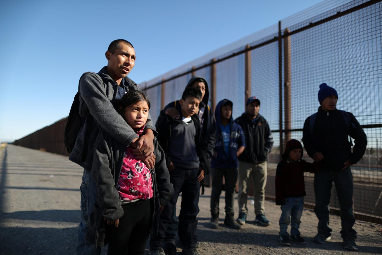 A group of Central American migrants surrenders to U.S. Border Patrol Agents south of the U.S.-Mexico border fence in El Paso, Texas, U.S., March 6, 2019.  REUTERS/Lucy Nicholson - RC1EFD427530