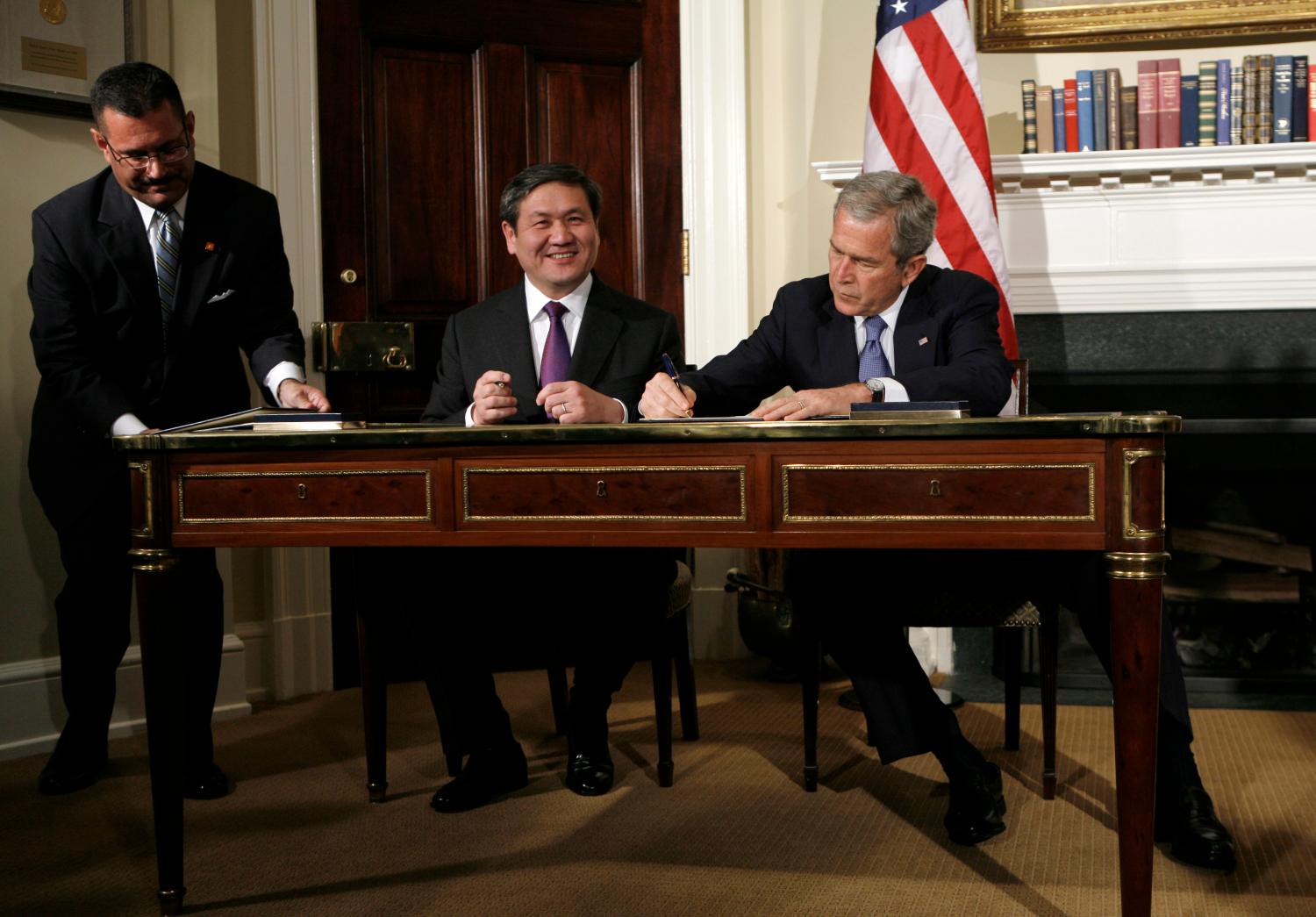U.S. President George W. Bush (R) and Mongolian President Nambaryn Enkhbayar sign the Millennium Challenge Corporation Compact at the White House in Washington October 22, 2007.    REUTERS/Kevin Lamarque  (UNITED STATES) - GM1DWKURZWAA