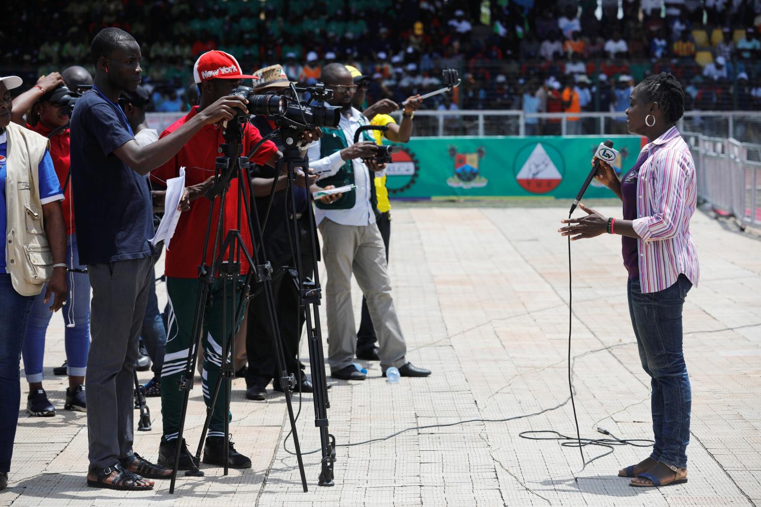 A news reporter makes a live-reporting of the International Labour Day celebration in Agege district in Lagos, Nigeria May 1, 2018.REUTERS/Akintunde Akinleye - RC160928F4F0