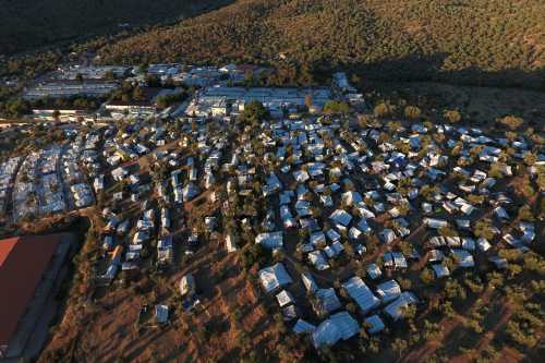 A view of the Moria camp for refugees and migrants and a makeshift camp set next to Moria, on the island of Lesbos, Greece, September 19, 2018. REUTERS/Giorgos Moutafis - RC1C3B625EC0