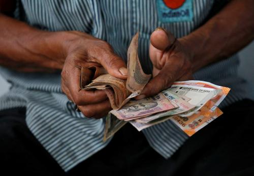 An attendant at a fuel station arranges Indian rupee notes in Kolkata, India, August 16, 2018. REUTERS/Rupak De Chowdhuri - RC1D8766A8C0