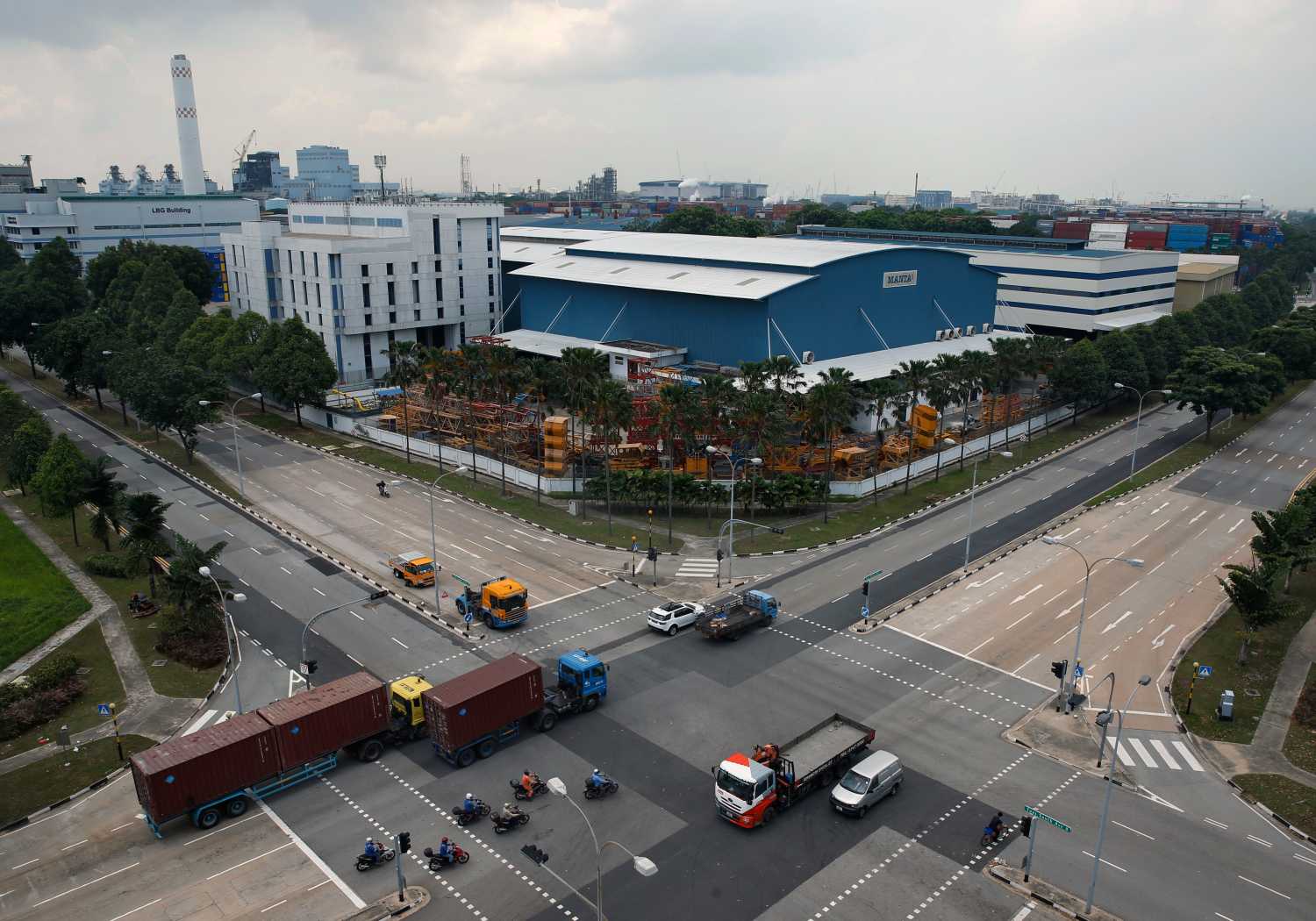 A general view of factories in the industrial district of Jurong in western Singapore  April 4, 2016. REUTERS/Edgar Su - D1AESWJXHQAA
