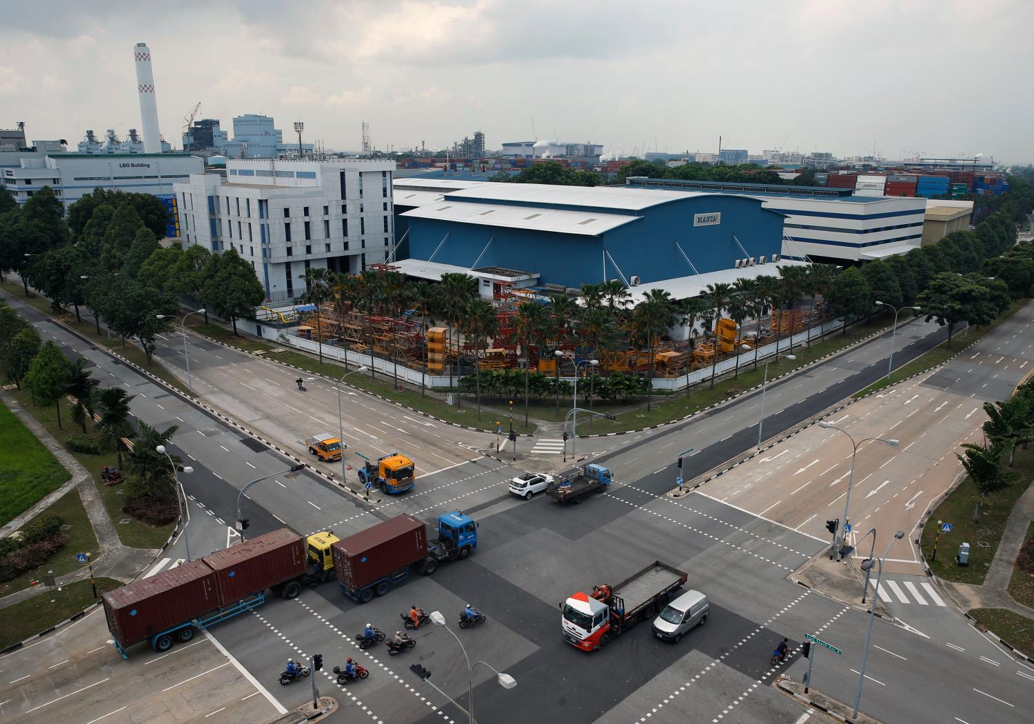 A general view of factories in the industrial district of Jurong in western Singapore  April 4, 2016. REUTERS/Edgar Su - D1AESWJXHQAA