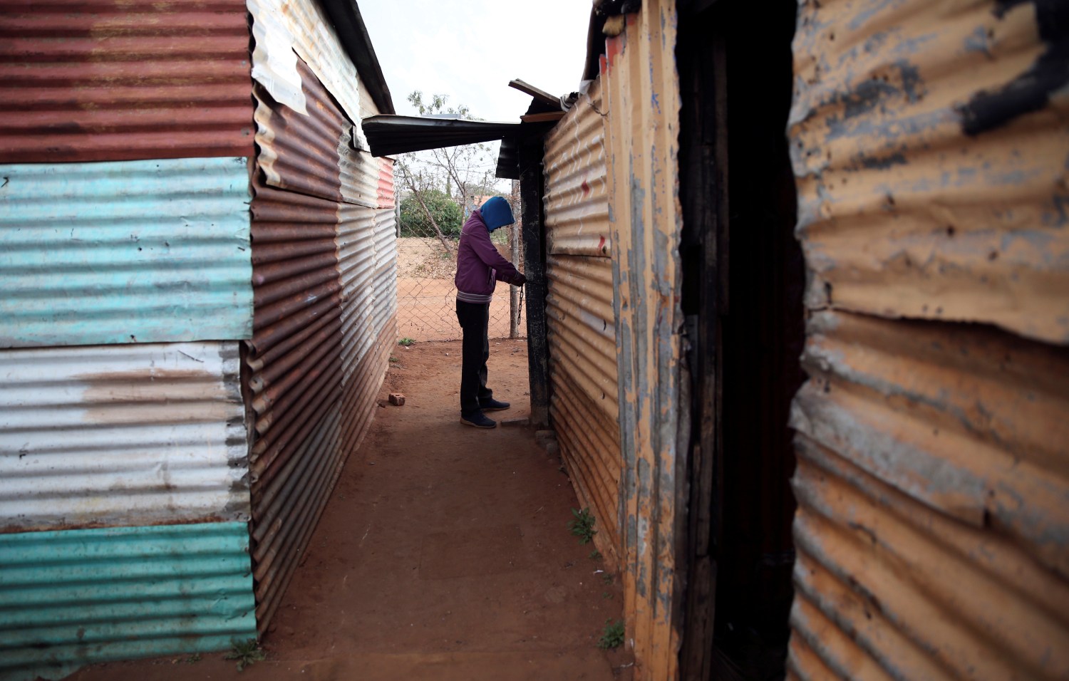 A men locks his shack at Slovo Park, an informal settlement located next to the Nancefield industrial area, south of Johannesburg, South Africa May 29, 2018. Picture taken May 29, 2018. REUTERS/Siphiwe Sibeko - RC1BE7B6FC00