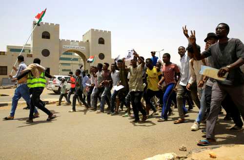 Sudanese demonstrators chant slogans during the sit-in protest, outside Defence Ministry in Khartoum, Sudan April 18, 2019. REUTERS/Mohamed Nureldin Abdallah - RC1BF818B3C0