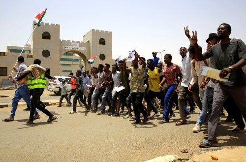 Sudanese demonstrators chant slogans during the sit-in protest, outside Defence Ministry in Khartoum, Sudan April 18, 2019. REUTERS/Mohamed Nureldin Abdallah - RC1BF818B3C0