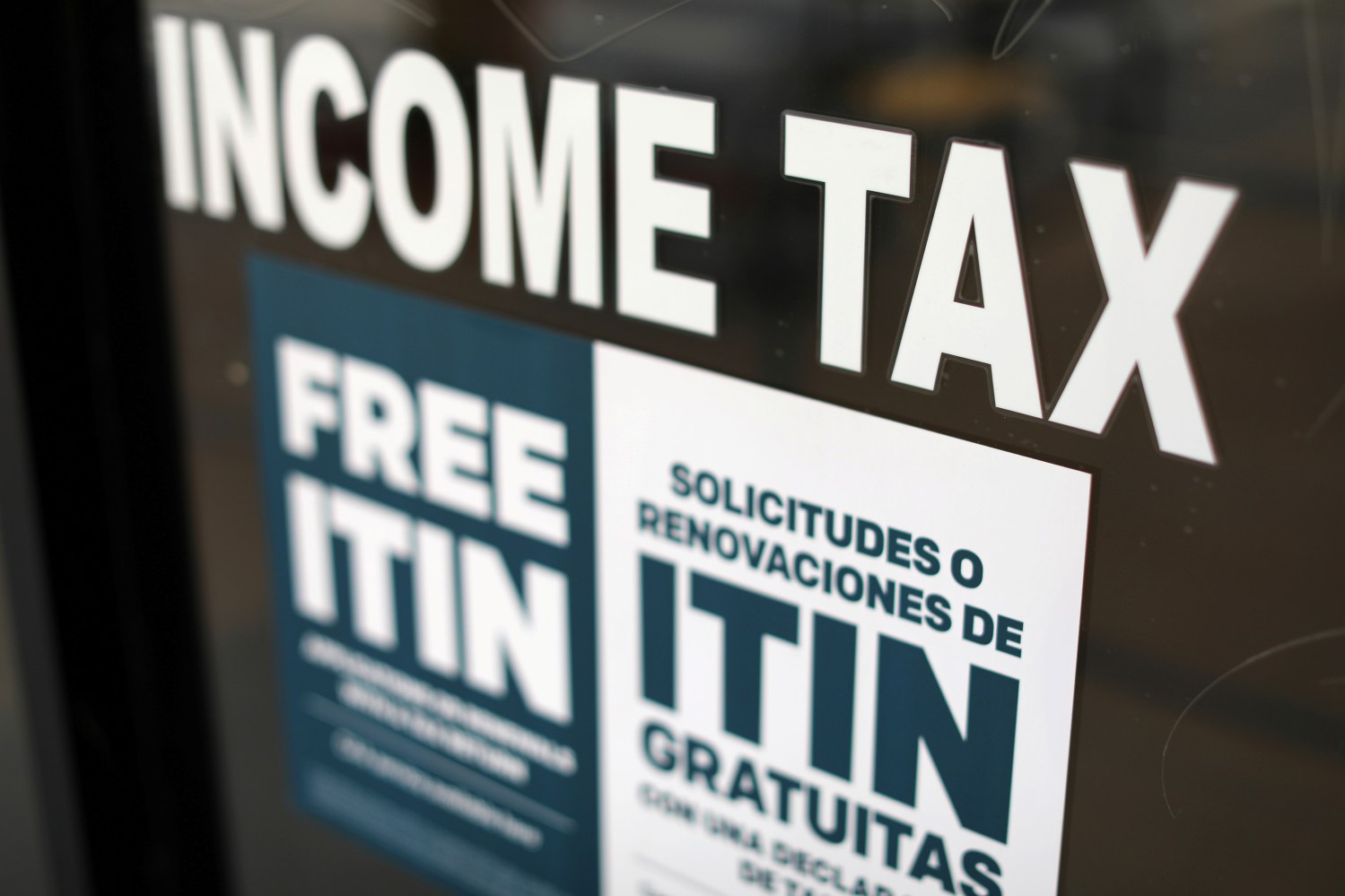 FILE PHOTO: FILE PHOTO: A tax sign is pictured on an H&R Block tax office in Los Angeles, California, April 26, 2017. REUTERS/Mike Blake/File Photo - RC1E7F4A2B00