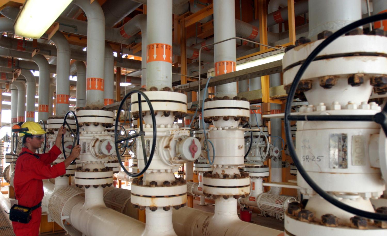 An Iranian man works on an oil production platform at the Soroush oil fields in the Persian Gulf, south of the capital Tehran, July 25, 2005. REUTERS/File Photo - S1AETIFZPAAA