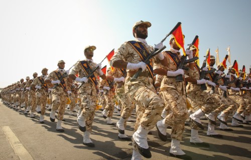 EDITORS' NOTE: Reuters and other foreign media are subject to Iranian restrictions on their ability to report, film or take pictures in Tehran. Members of the Iranian revolutionary guard march during a parade to commemorate the anniversary of the Iran-Iraq war (1980-88), in Tehran September 22, 2011. REUTERS/Stringer (IRAN - Tags: POLITICS MILITARY ANNIVERSARY) - GM1E79M1GMB01