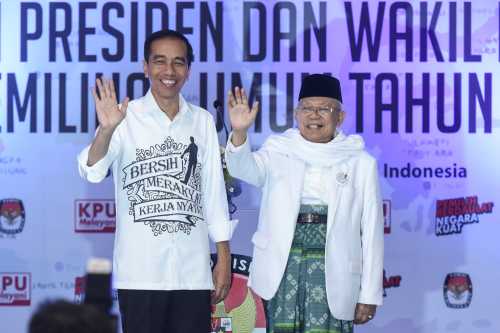 Indonesian President Joko Widodo and his running mate for the 2019 presidential election Islamic cleric Ma'ruf Amin wave after registering for the election at the General Election Commission in Jakarta, Indonesia August 10, 2018 in this photo taken by Antara Foto.  Antara Foto/Akbar Nugroho Gumay/via REUTERS   ATTENTION EDITORS - THIS IMAGE WAS PROVIDED BY A THIRD PARTY. MANDATORY CREDIT. INDONESIA OUT. - RC16976DBB40
