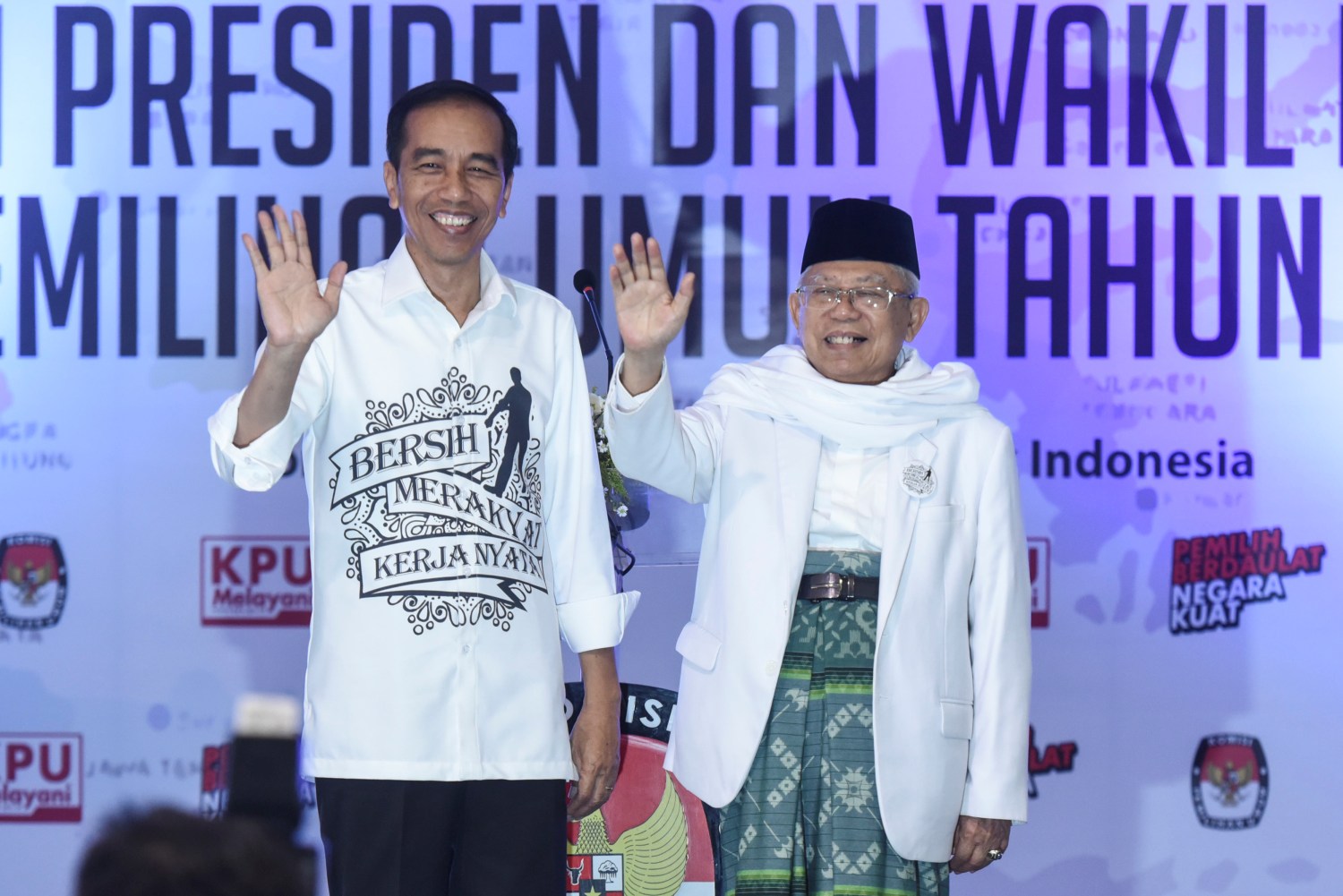 Indonesian President Joko Widodo and his running mate for the 2019 presidential election Islamic cleric Ma'ruf Amin wave after registering for the election at the General Election Commission in Jakarta, Indonesia August 10, 2018 in this photo taken by Antara Foto.  Antara Foto/Akbar Nugroho Gumay/via REUTERS   ATTENTION EDITORS - THIS IMAGE WAS PROVIDED BY A THIRD PARTY. MANDATORY CREDIT. INDONESIA OUT. - RC16976DBB40