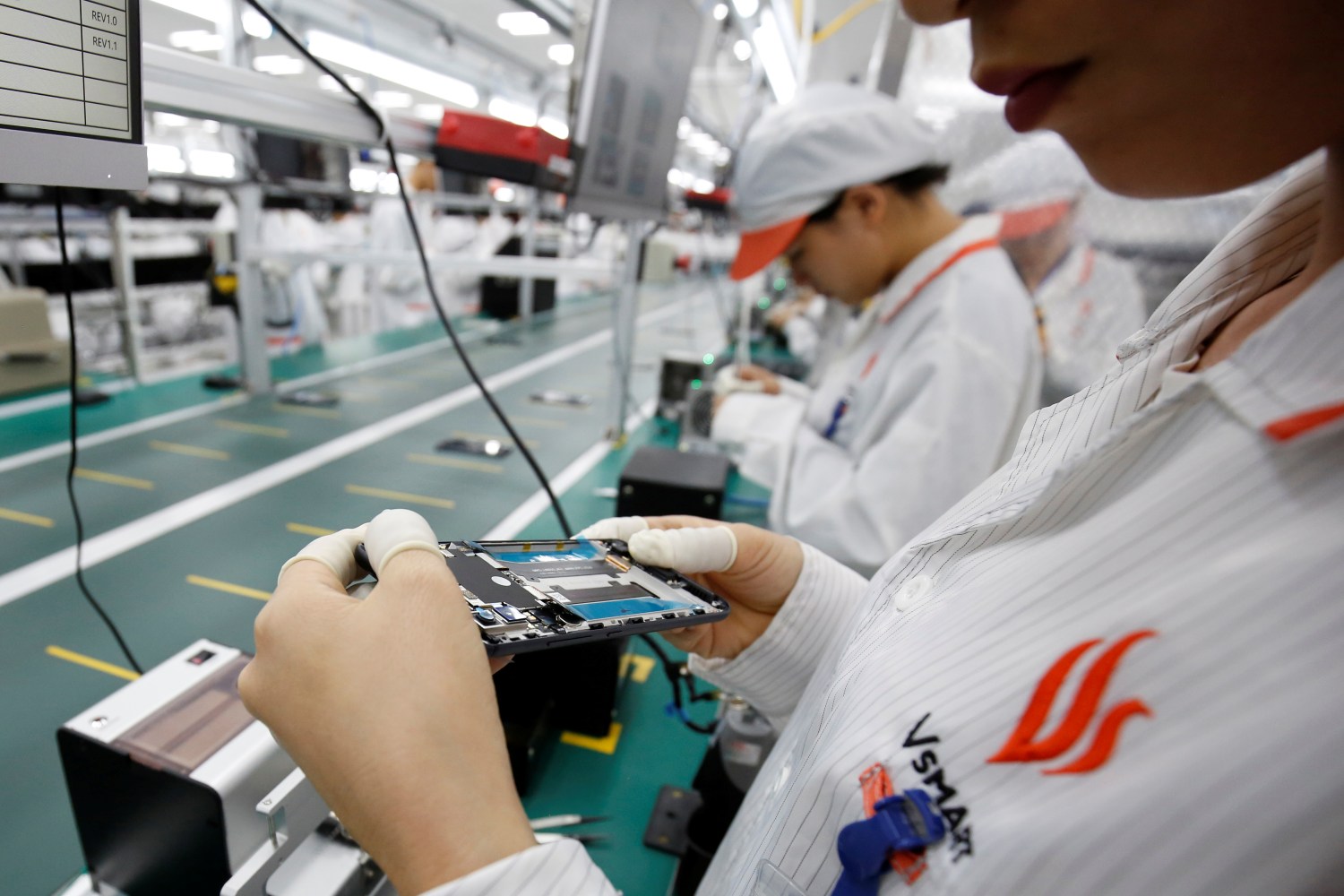 A manufacturer works at an assembly line of Vingroup's Vsmart phone in Hai Phong, Vietnam December 4, 2018. REUTERS/Kham - RC19DC39DA10