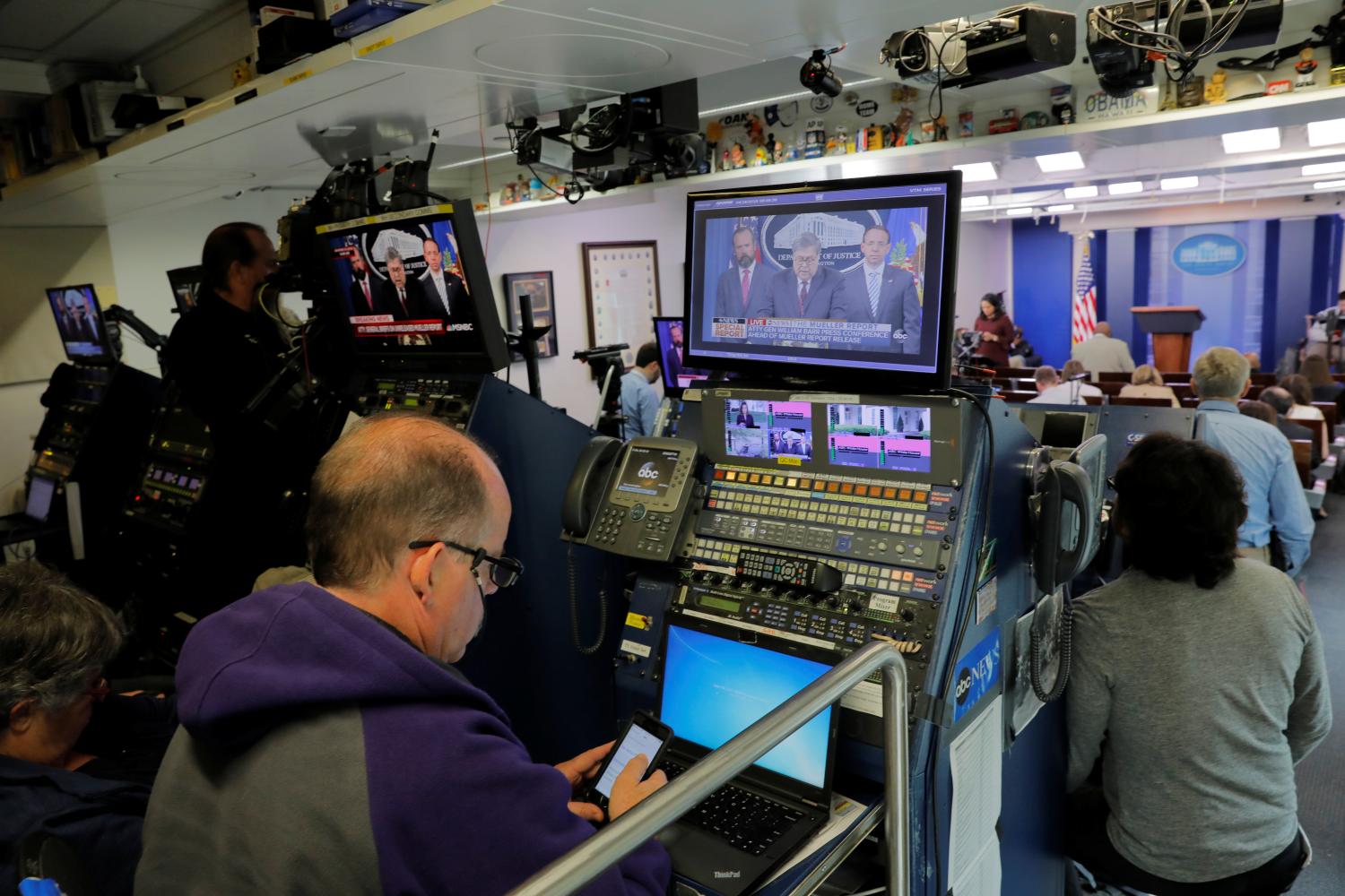 The news media gathers for a briefing at the White House before the release of Special Counsel Robert Mueller's report on Russian interference in the 2016 U.S. presidential election, in Washington, U.S., April 18, 2019.  REUTERS/Lucas Jackson - RC15C04B0100