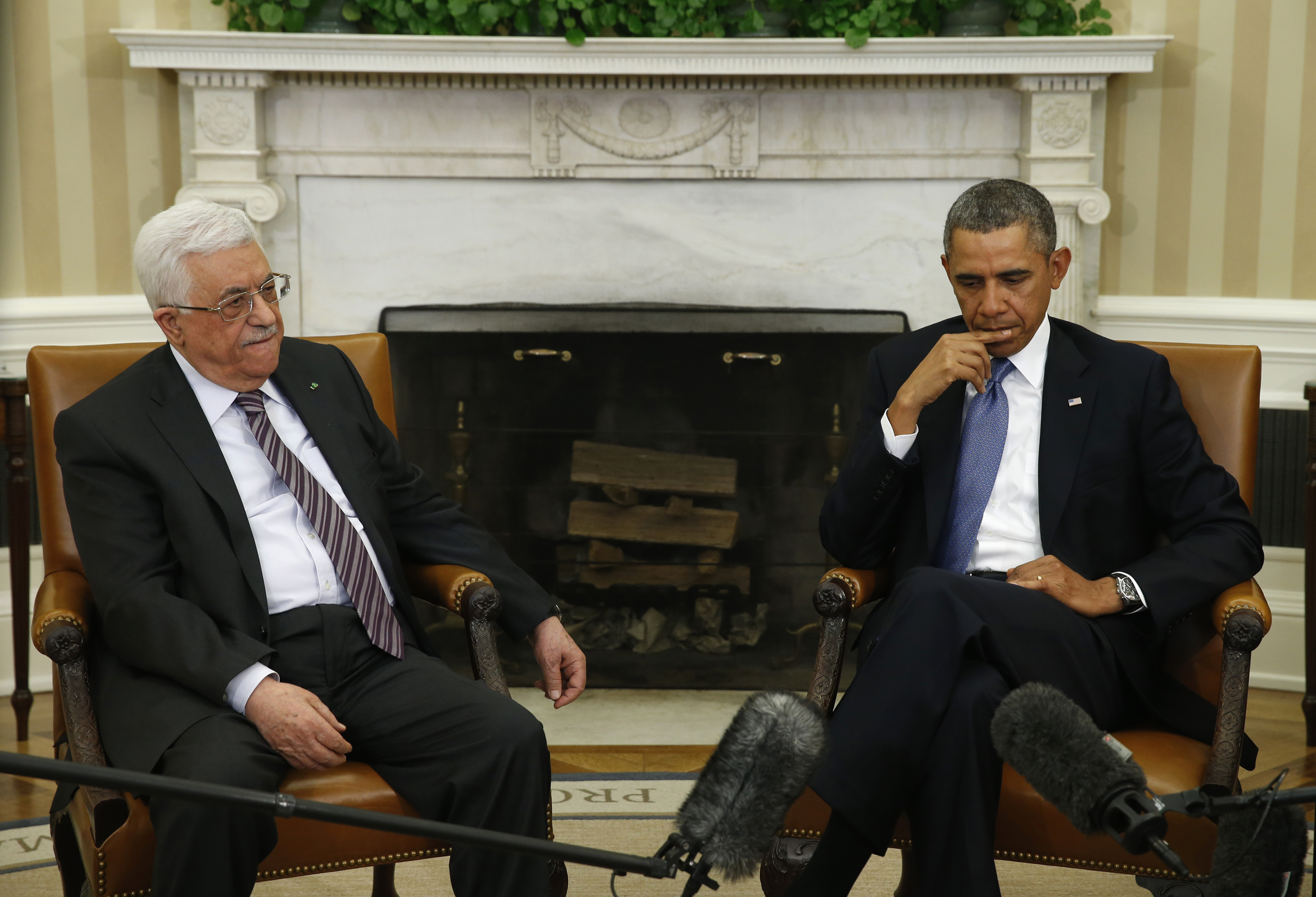 U.S. President Barack Obama meets with Palestinian Authority President Mahmoud Abbas (L) at the White House in Washington March 17, 2014. President Barack Obama on Monday urged Palestinian President Mahmoud Abbas to make tough decisions and take risks for peace with Israel, saying he hoped to see progress in U.S.-brokered negotiations in coming weeks.REUTERS/Kevin Lamarque (UNITED STATES - Tags: POLITICS) - GM1EA3H1UG401