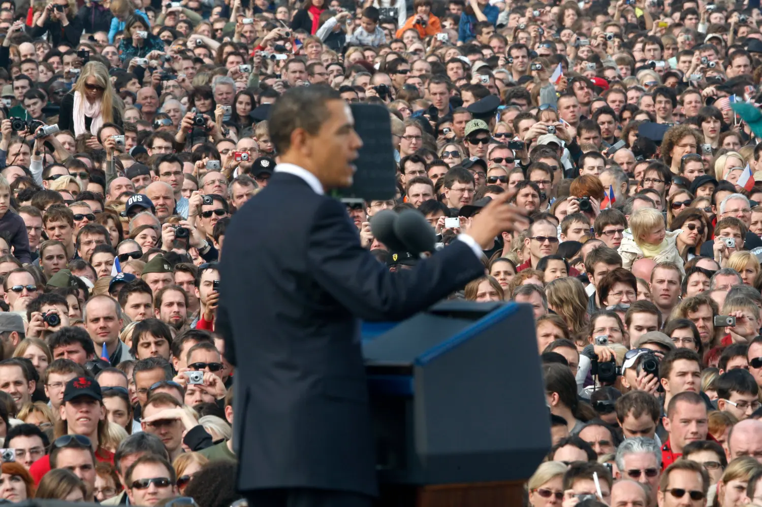 People listen to U.S. President Barack Obama during a speech in Hradcany Square, Prague April 5, 2009.   REUTERS/Jason Reed    (CZECH REPUBLIC POLITICS) - GM1E5451G3W01