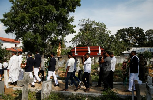 A coffin of a victim is carried, two days after a string of suicide bomb attacks on churches and luxury hotels across the island on Easter Sunday, in Negombo, Sri Lanka April 23, 2019.   REUTERS/Thomas Peter - RC1DB235C800