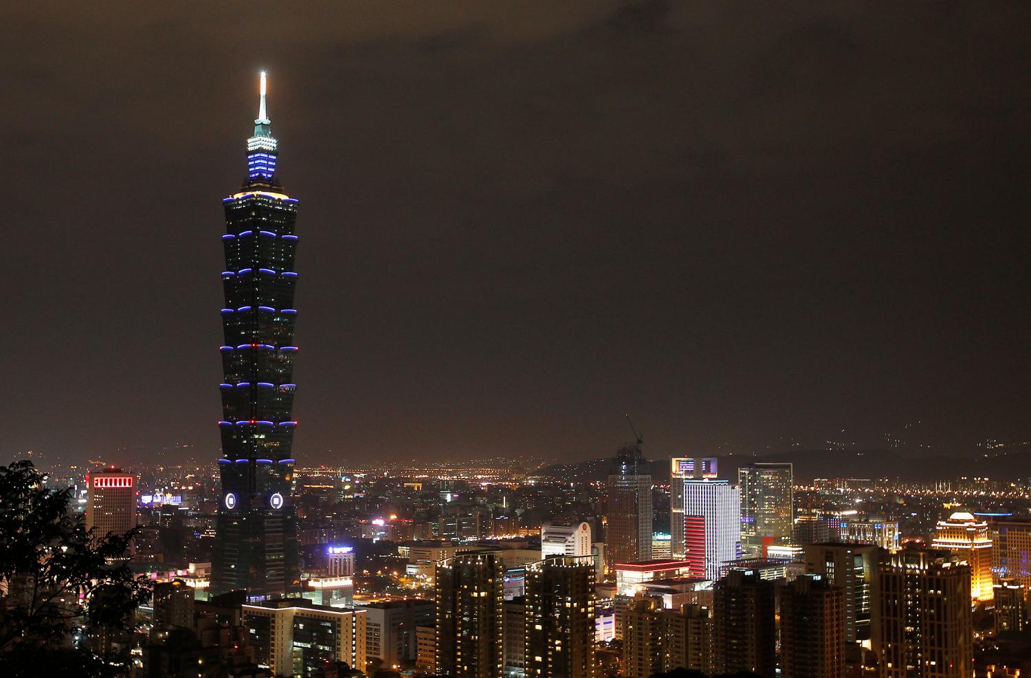 The Taipei 101 building is seen before Earth Hour in Taipei March 31, 2012. Earth Hour, when everyone around the world is asked to turn off lights for an hour from 8.30 p.m. local time, is meant as a show of support for tougher action to confront climate change. REUTERS/Pichi Chuang (TAIWAN - Tags: ENVIRONMENT CITYSPACE) - GM1E83V1OM401