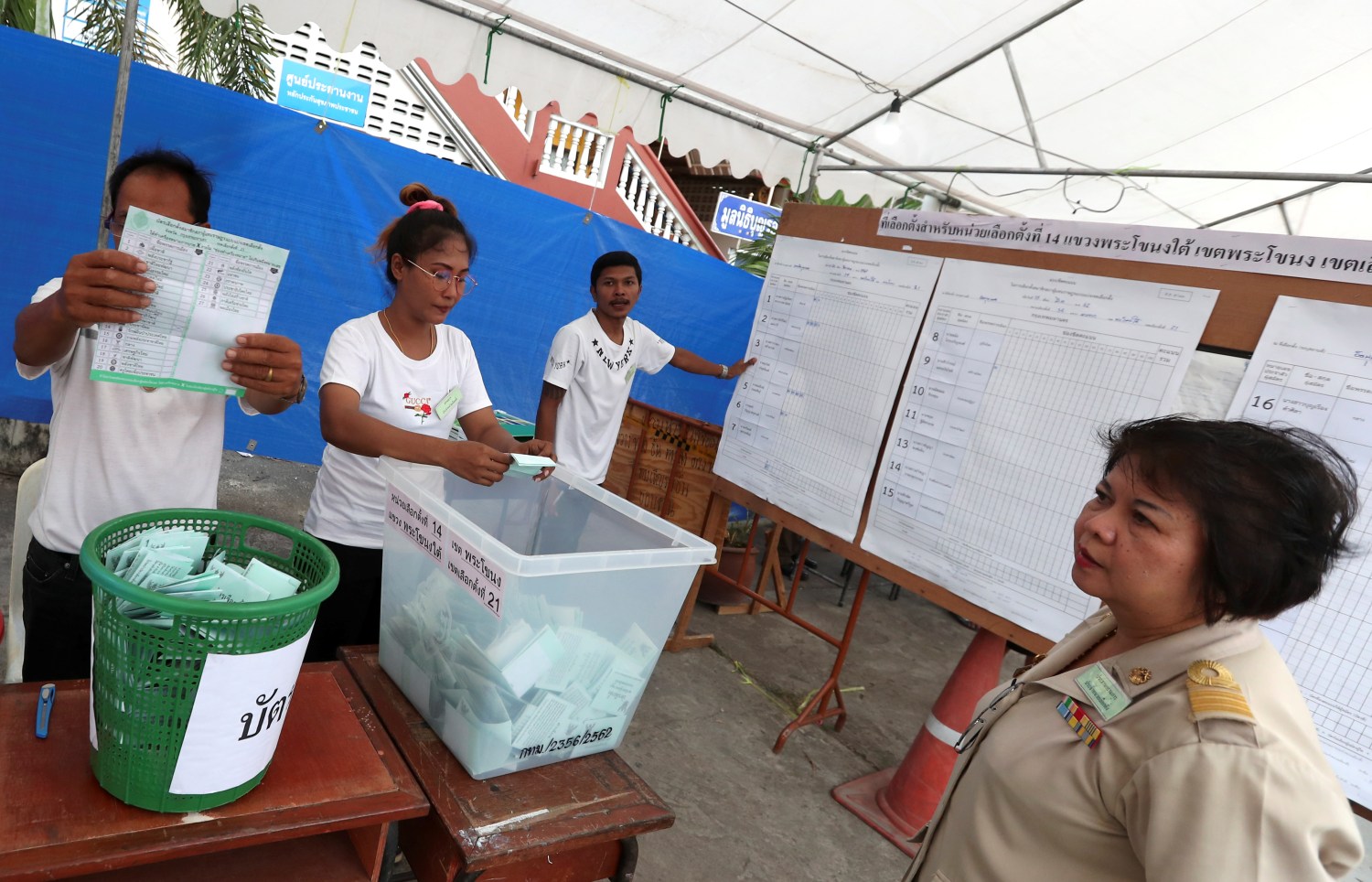 An electoral member shows a ballot during the vote counting, during the general election in Bangkok, Thailand, March 24, 2019. REUTERS/Athit Perawongmetha - RC1C46223DD0