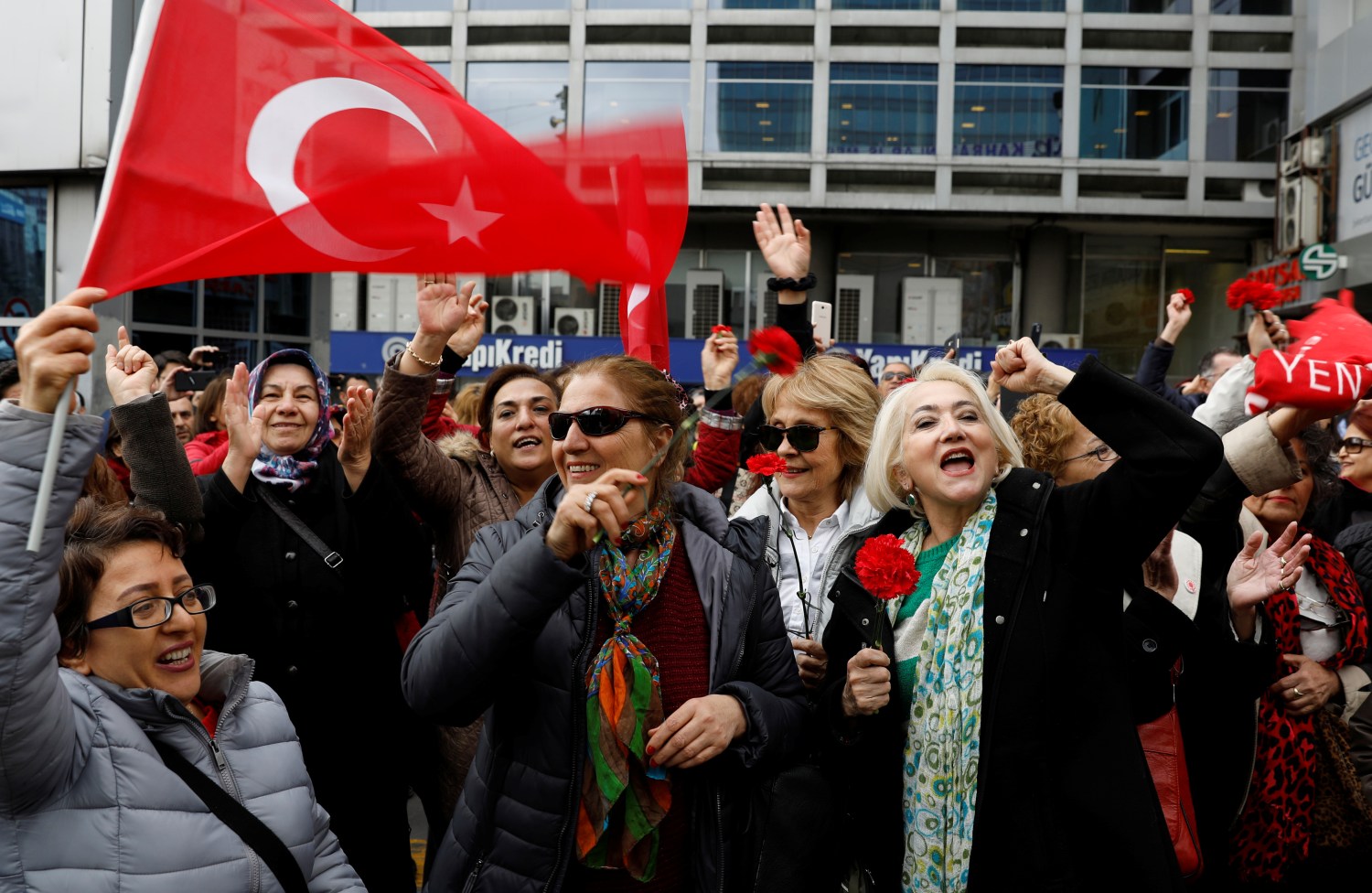 Supporters of Republican People's Party (CHP) celebrate on a main square in Ankara, Turkey, April 1, 2019. REUTERS/Umit Bektas - RC1DFFF7A1F0