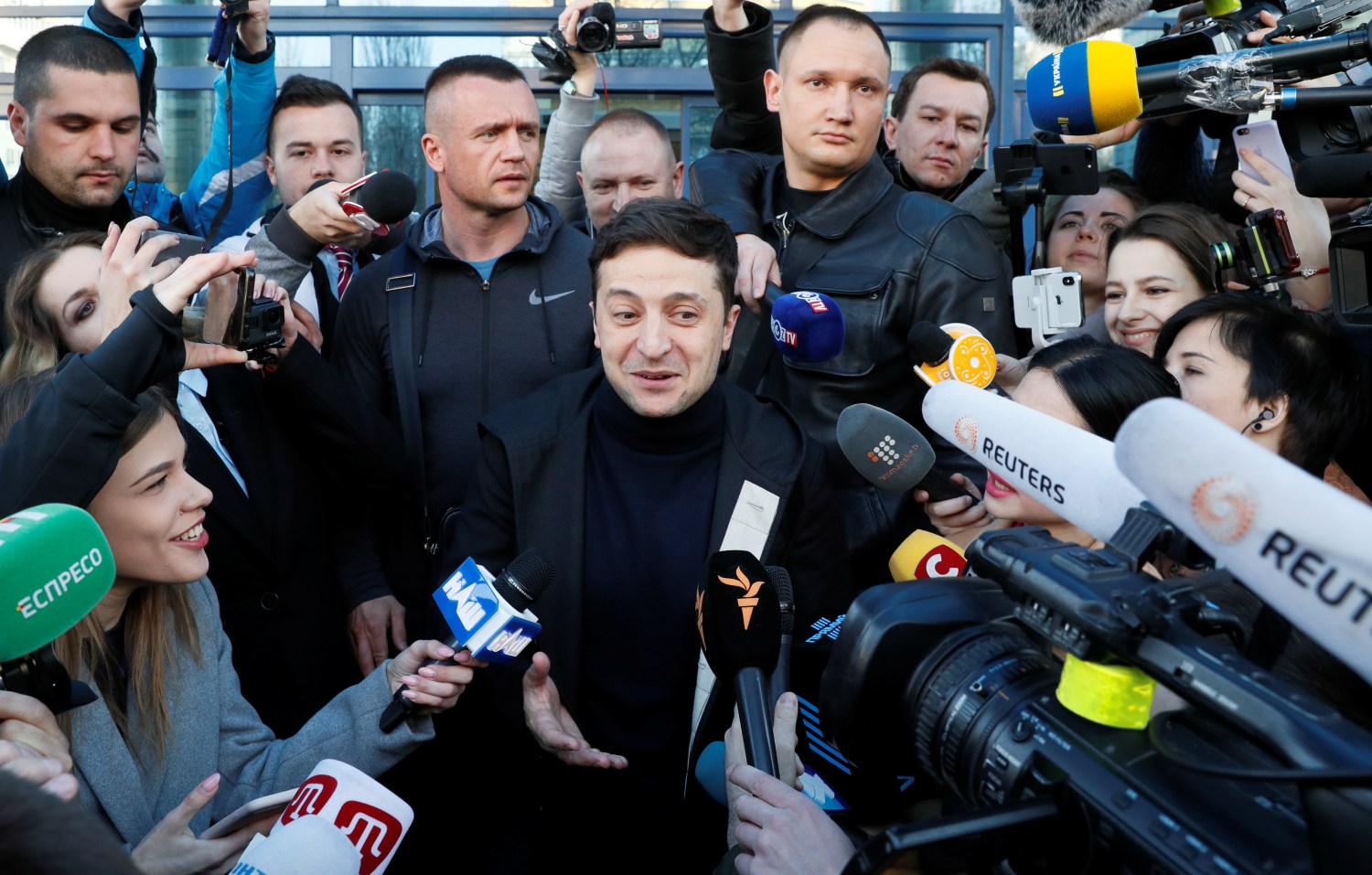Ukrainian presidential candidate and comedian Volodymyr Zelenskiy speaks with journalists after undergoing a drugs and alcohol test, which is a precondition to participate in a policy debate ahead of the second round of a presidential election, outside a hospital in Kiev, Ukraine April 5, 2019. REUTERS/Valentyn Ogirenko - RC1A3AA14F40