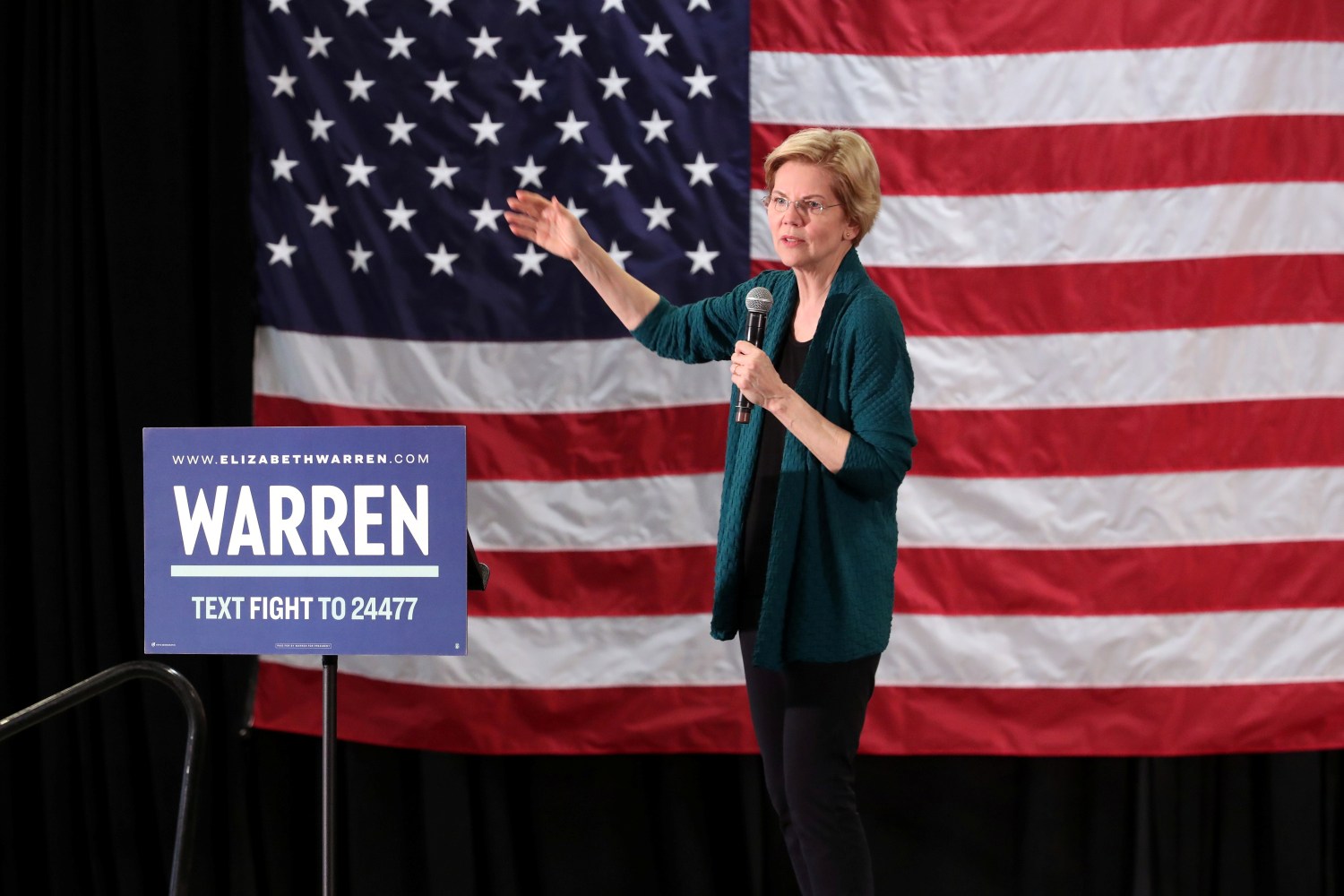 Democratic 2020 U.S. presidential candidate and U.S. Senator Elizabeth Warren (D-MA) speaks to supporters in Memphis, Tennessee, U.S. March 17, 2019. REUTERS/Karen Pulfer Focht - RC1D993CBE70