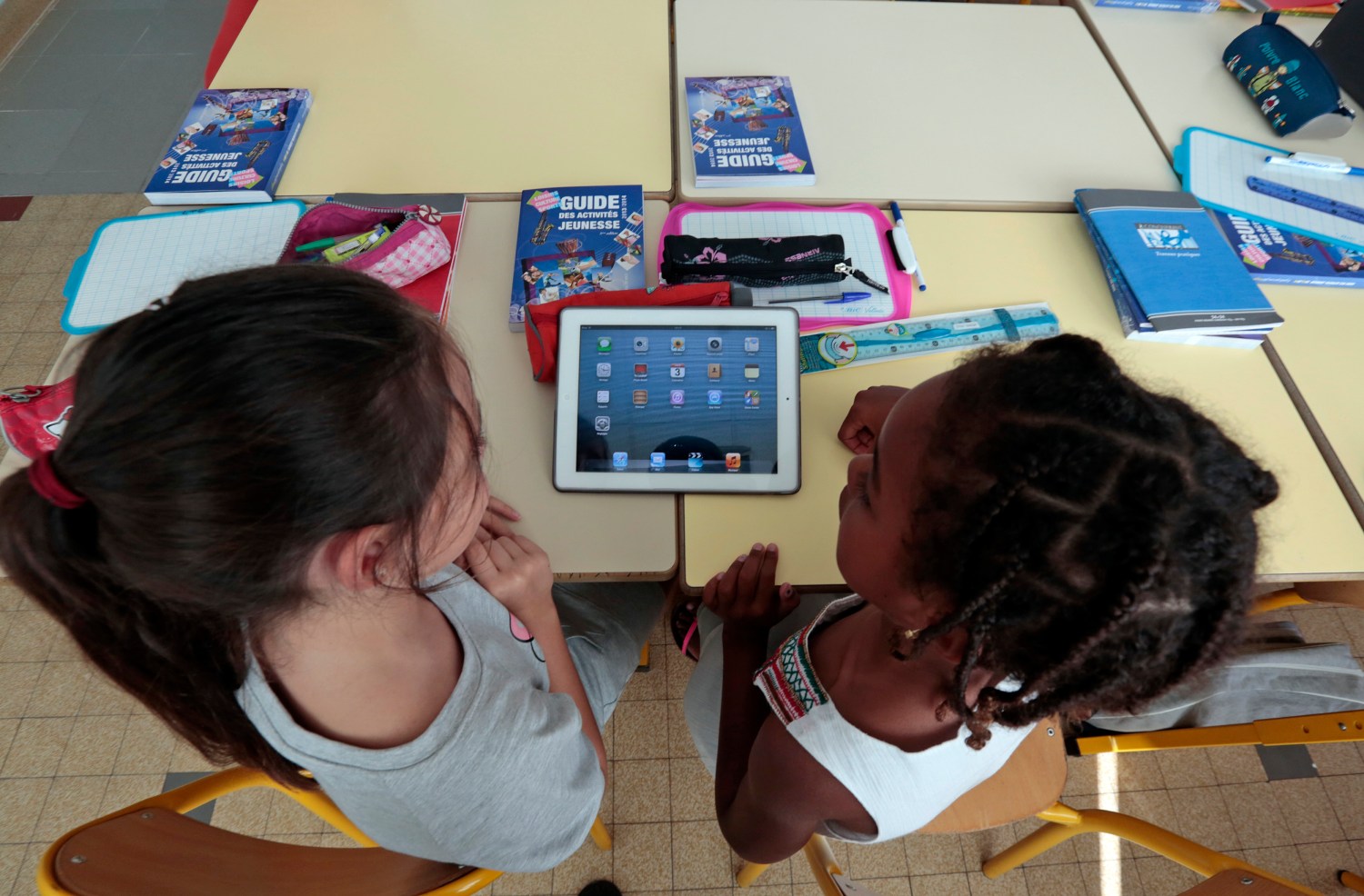 Elementary school children share an electronic tablet on the first day of class in the new school year in Nice, September 3, 2013.    REUTERS/Eric Gaillard (FRANCE - Tags: EDUCATION) - PM1E99310XV01