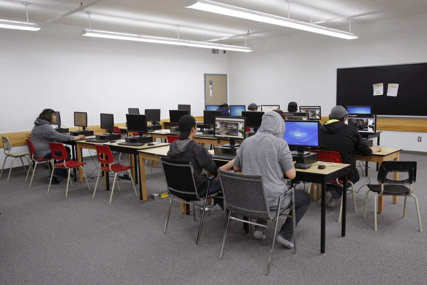 Students use computers at the Vezina Secondary School in the Attawapiskat First Nation in northern Ontario, Canada, April 15, 2016. REUTERS/Chris Wattie - GF10000384122