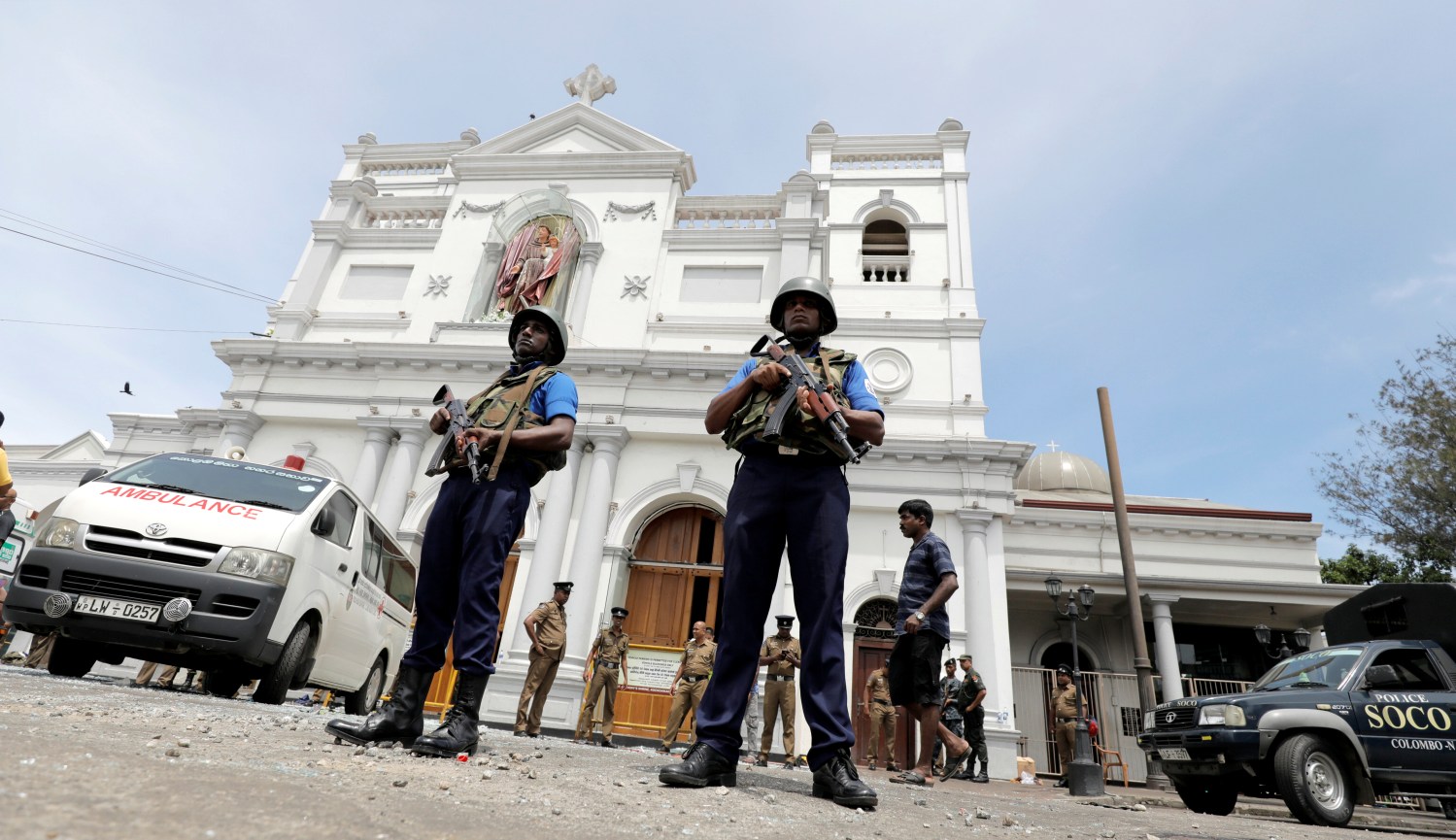 Sri Lankan military officials stand guard in front of the St. Anthony's Shrine, Kochchikade church after an explosion in Colombo, Sri Lanka April 21, 2019. REUTERS/Dinuka Liyanawatte - RC1E2EE98B10