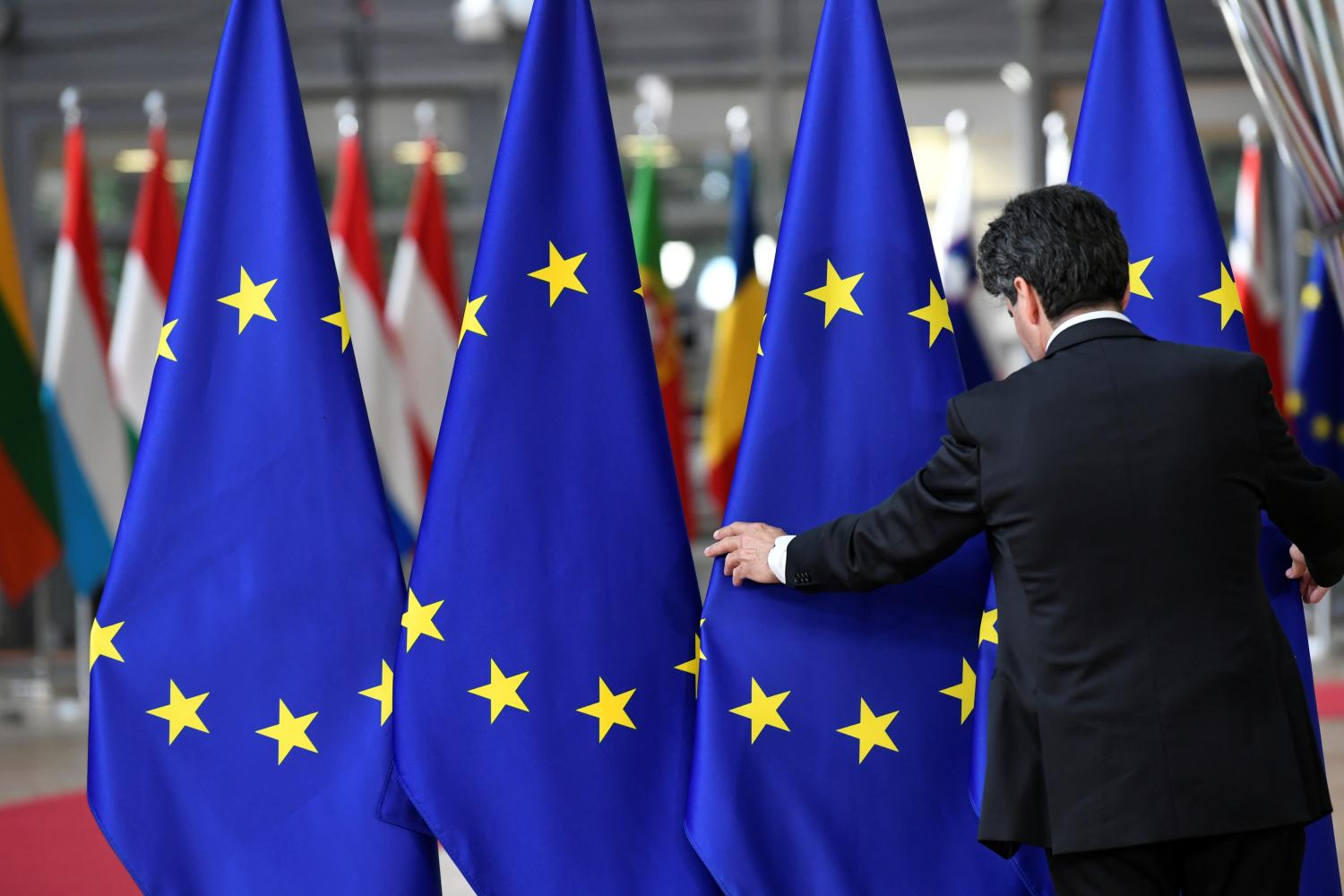 A staff member sets up EU flags ahead of a European Union leaders summit after European Parliament elections to discuss who should run the EU executive for the next five years, in Brussels, Belgium May 28, 2019.   REUTERS/Piroschka Van de Wouw - RC19BA86C980