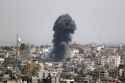 Smoke rises following an Israeli air strike in Gaza May 5, 2019. REUTERS/Mohammed Salem - RC18154DCF90