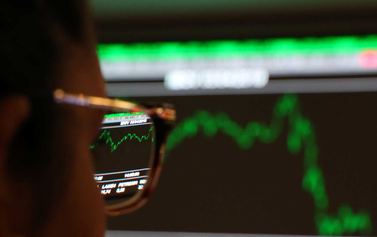 A woman looks at an electronic board showing the recent fluctuations of market indices on the floor of Brazil's B3 Stock Exchange in Sao Paulo, Brazil, April 3, 2019. Picture taken April 3, 2019. REUTERS/Amanda Perobelli - RC157ABDC690