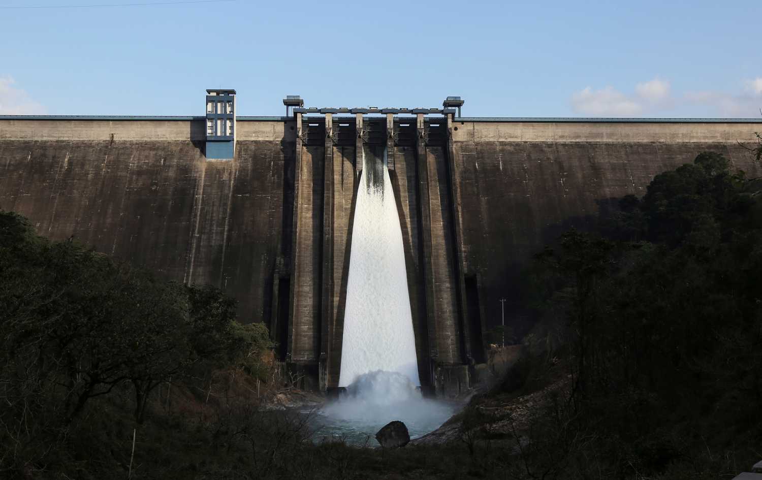 A general view of Cheruthoni dam with one open gate is seen in Idukki, Kerala, India, September 5, 2018. REUTERS/Sivaram V  SEARCH "SIVARAM DAMS" FOR THIS STORY. SEARCH "WIDER IMAGE" FOR ALL STORIES.  TPX IMAGES OF THE DAY. - RC14EBCC6EC0