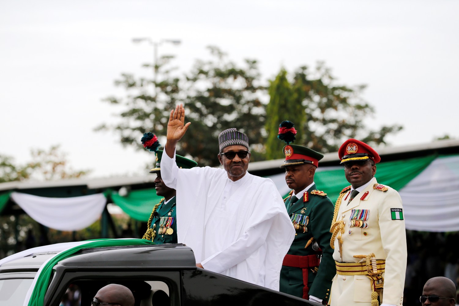 Nigerian President Muhammadu Buhari waves at the crowd while he drives around the venue during his inauguration for a second term in Abuja, Nigeria May 29, 2019. REUTERS/Afolabi Sotunde - RC1A84EB7CC0
